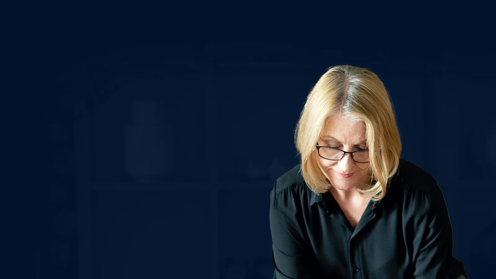 Dirigeante concentrée sur ses documents
